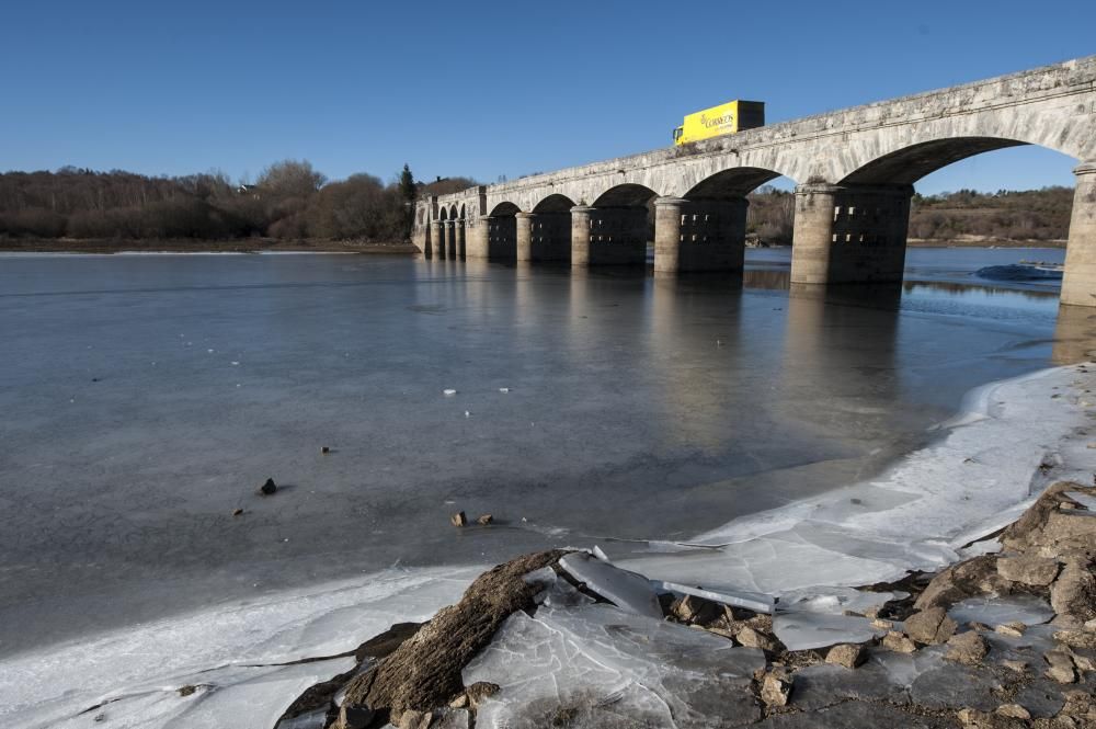 El frío congela este embalse ourensano