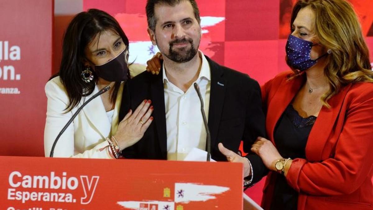 El candidato socialista y líder regional del partido en Castilla y León, junto a su vicesecretaria general, Virginia Barcones (d), y su secretaria de Organización, Ana Sánchez, en la noche electoral de este 13-F de 2022, en Valladolid.