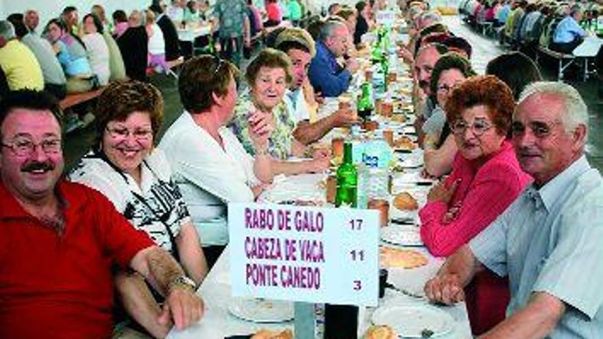 La comida que se venía celebrando con motivo de la jornada de convivencia vecinal, que organizaba la federación Limiar, no se celebrará este año. / iñaki osorio