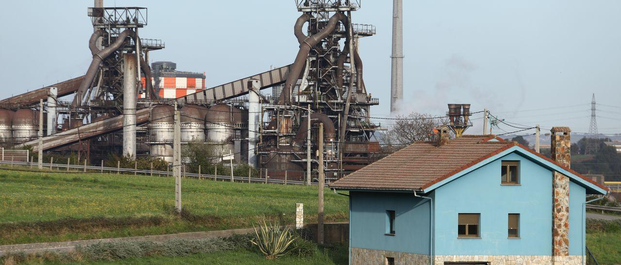 Los dos hornos altos de ArcelorMittal en Veriña (Gijón).