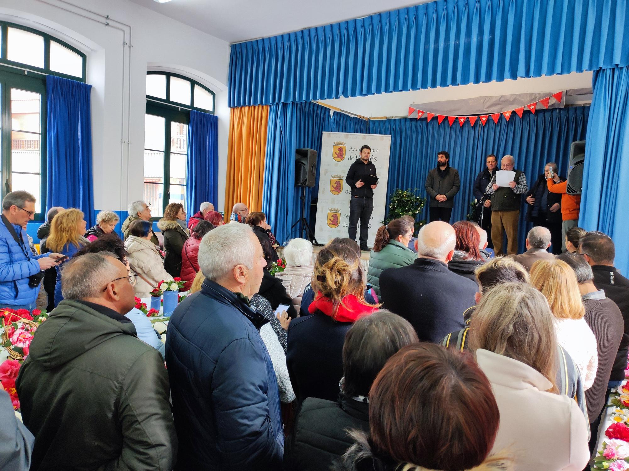 Las camelias llenan de color el colegio Padre Galo, de Luarca