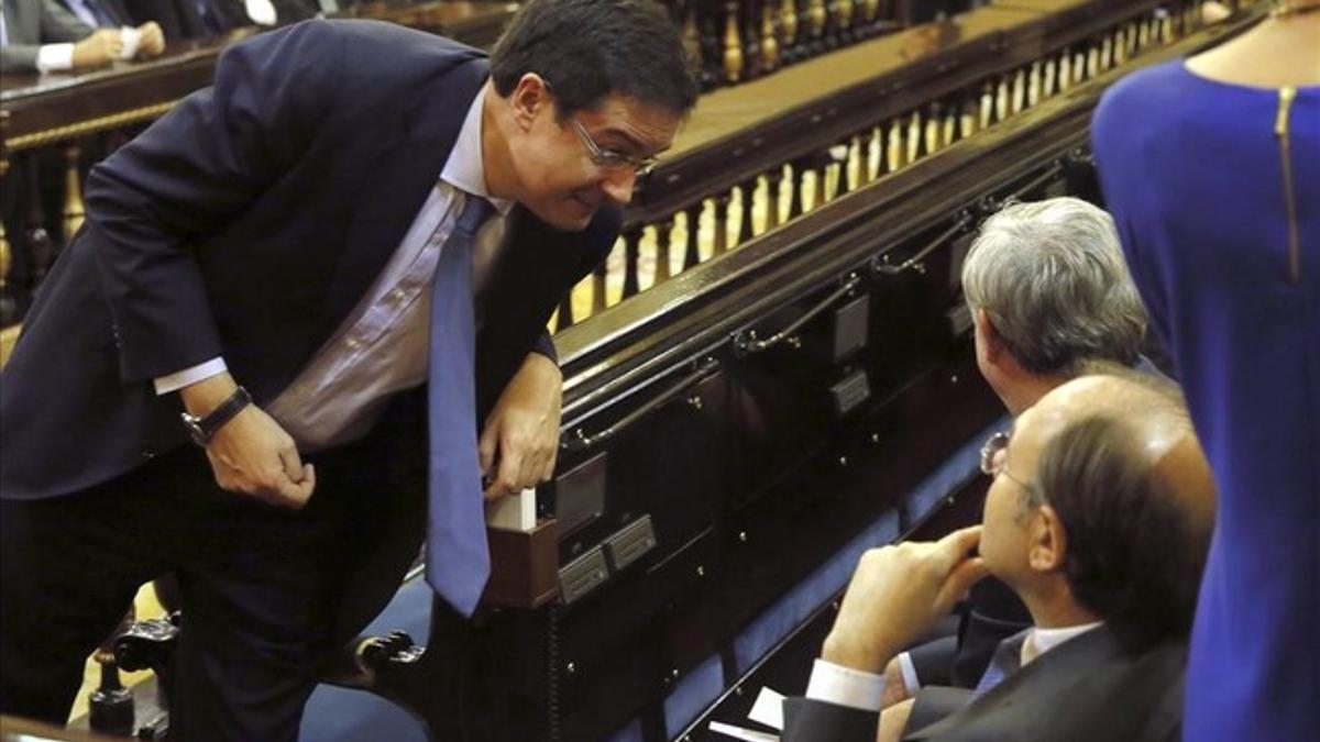 El portavoz del PSOE en el Senado, Oscar López, el miércoles, hablando con el presidente de la Cámara Pío García Escudero.