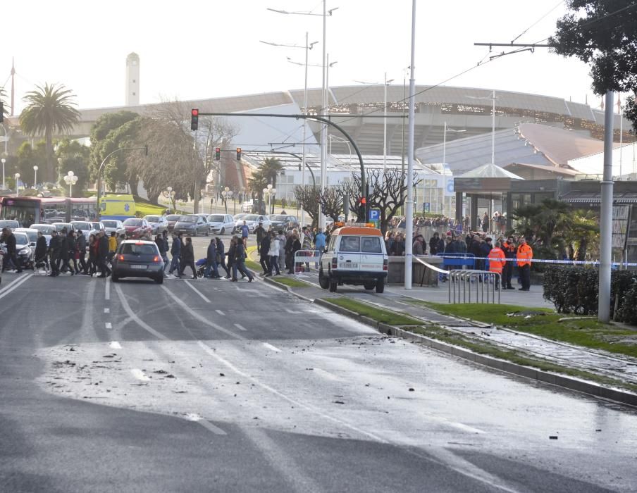 El paseo, cortado al tráfico tras llegar las olas a la carretera