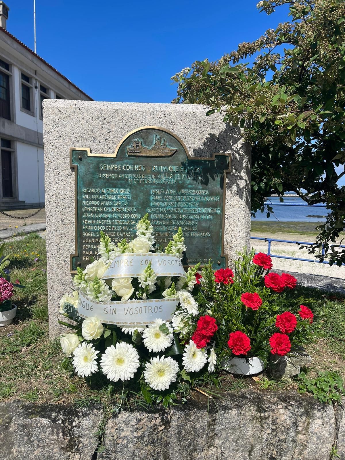 Flores en homenaje a los fallecidos en el 'Villa de Pitanxo'