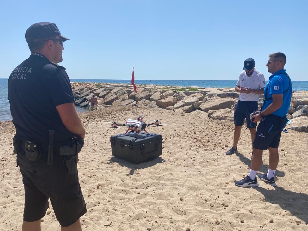 La base está instalada en la playa de Carrer la Mar.