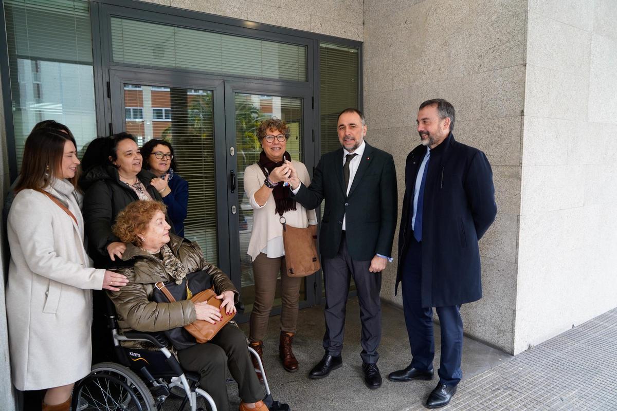 El conselleiro de Sanidade en funciones, Julio García Comesaña, entrega las llaves de la nueva sede de la Fegerec a su presidenta, Franciscio Luengo.