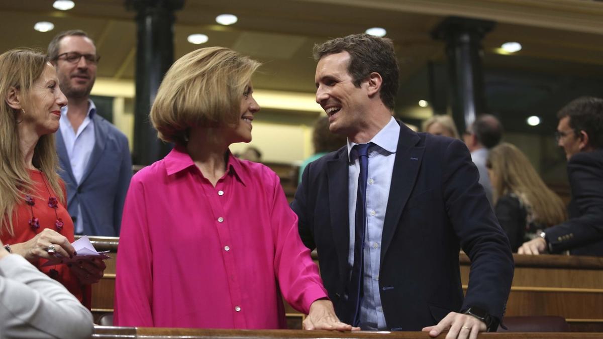 Pablo Casado y María Dolores de Cospedal  en el Congreso de los Diputados.