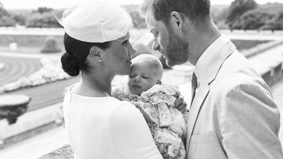 Los duques de Sussex junto a su hijo Archie Harrison en una bonita imagen tomada durante la celebración del bautizo de este