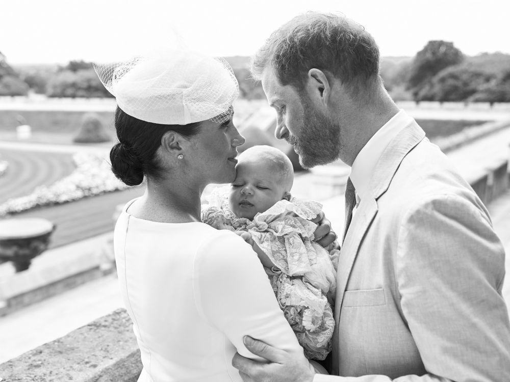 Los duques de Sussex junto a su hijo Archie Harrison en una bonita imagen tomada durante la celebración del bautizo de este
