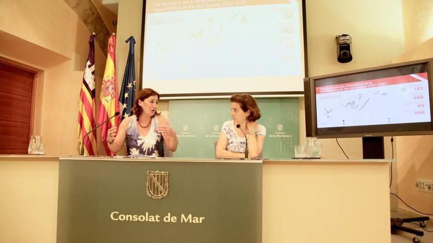 Francina Armengol y Fina Santiago en la presentación ayer del plan de infraestructuras sociales.