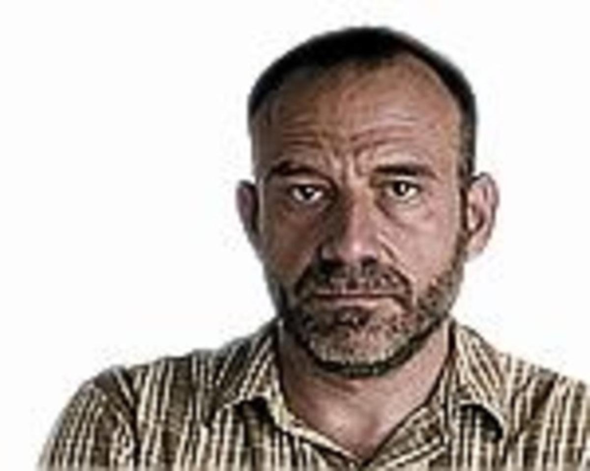 Amagats 8 Un desertor de la policia siriana, refugiat en una cova amb la seva família. Amagats 8 Un desertor de la policia siriana, refugiat en una cova amb la seva família.