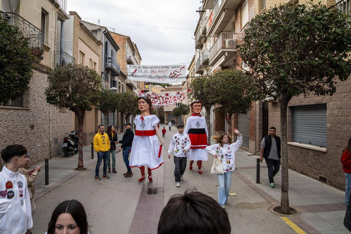 Imatges de l'estrena dels nous gegantons de l'Agrupació Sardanista de Súria, el Miquel i la Maria