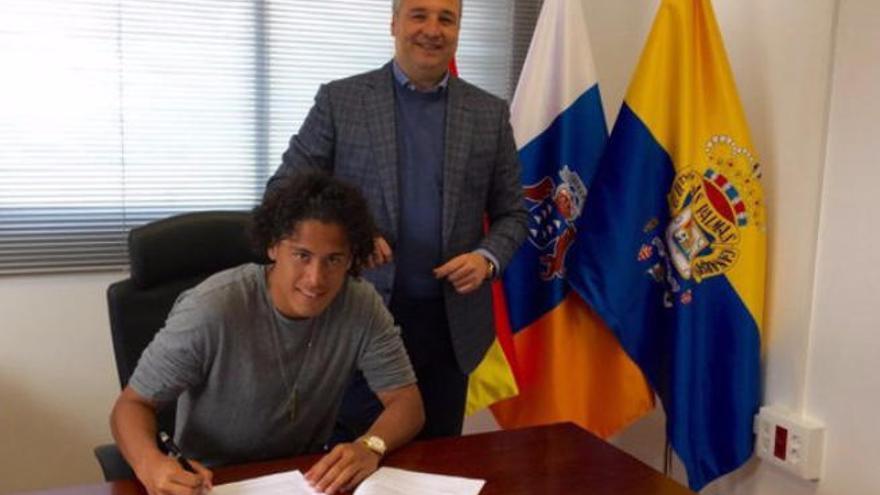 Lemos firma su contrato junto a Miguel Ángel Ramírez.