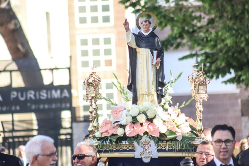 La imagen de San Vicente portada a hombros exclusivamente por varones salió en procesión por las calles de Callosa de Segura, como es tradición cada segundo lunes de Pascua