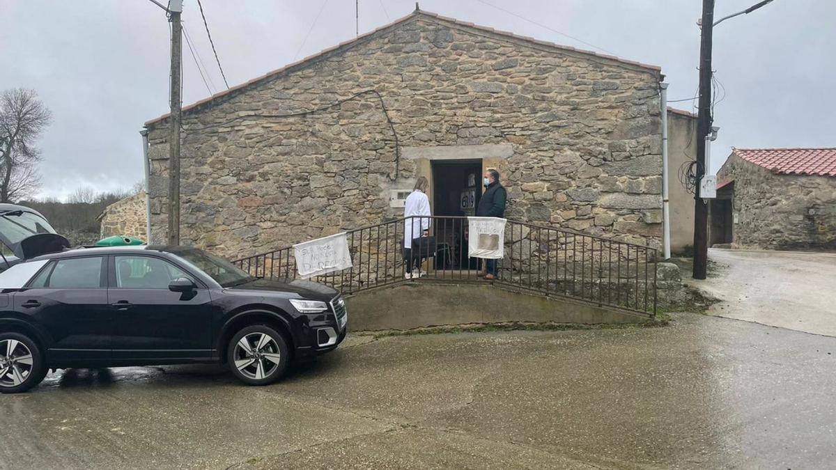 La médico llega al consultorio de Monumenta de Sayago. | Cedida