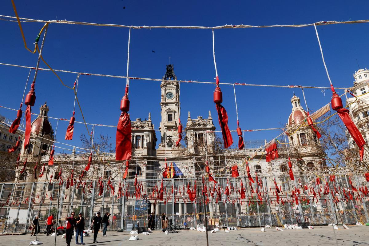 A general view Plaza del Ayuntamiento ahead of the Mascleta, an explosive barrage of firecrackers and fireworks during the traditional annual Fallas Festival, in Valencia, Spain, March 15, 2024. REUTERS/Eva Manez