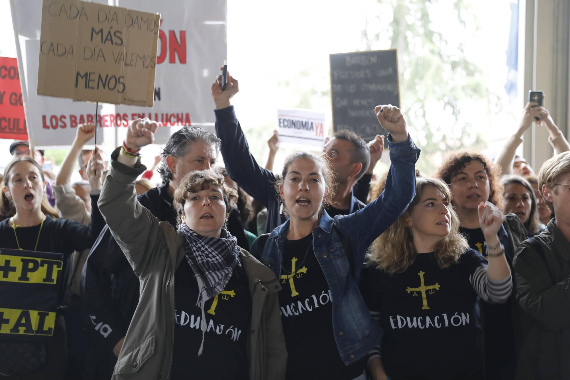 EN IMÁGENES: Cientos de profesores se concentran en Oviedo mientras Gobierno y sindicatos negocian