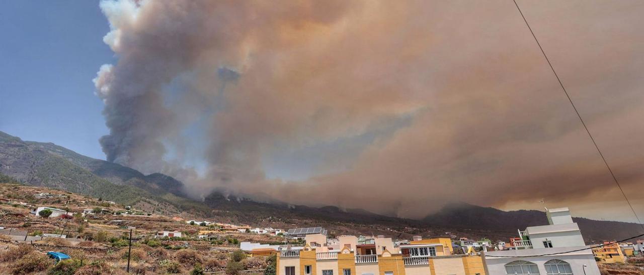 Vista del incendio en Arafo y Candelaria.