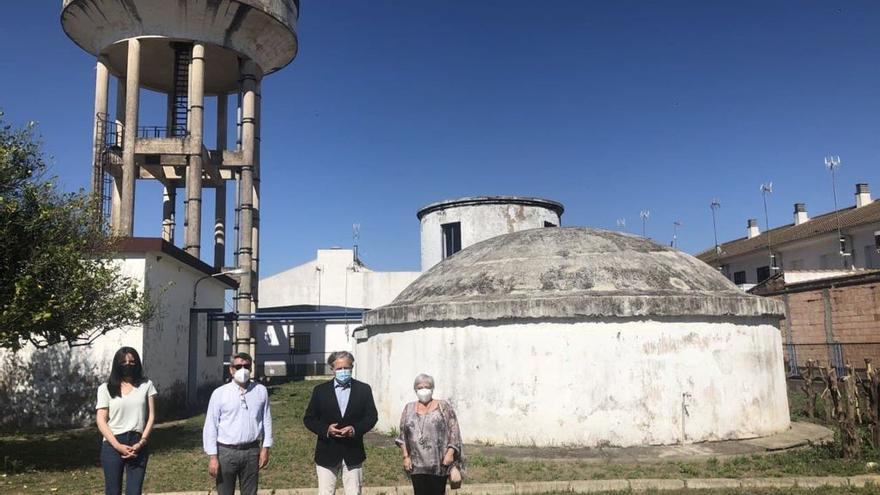 Salvador Fuentes junto a representantes de Villarrubia, en la visita a la zona elegida.