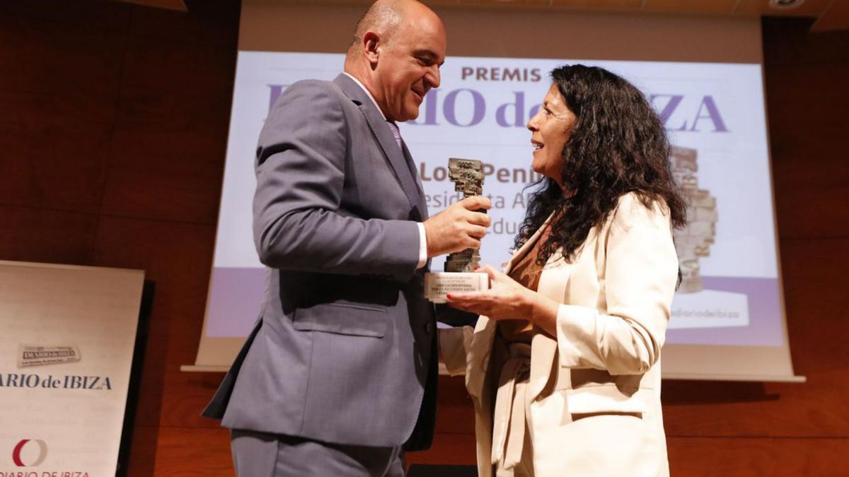 El presidente del Consell de Ibiza, Vicent Marí, le entrega el premio a Lola Penín, fundadora y presidenta de Apies.