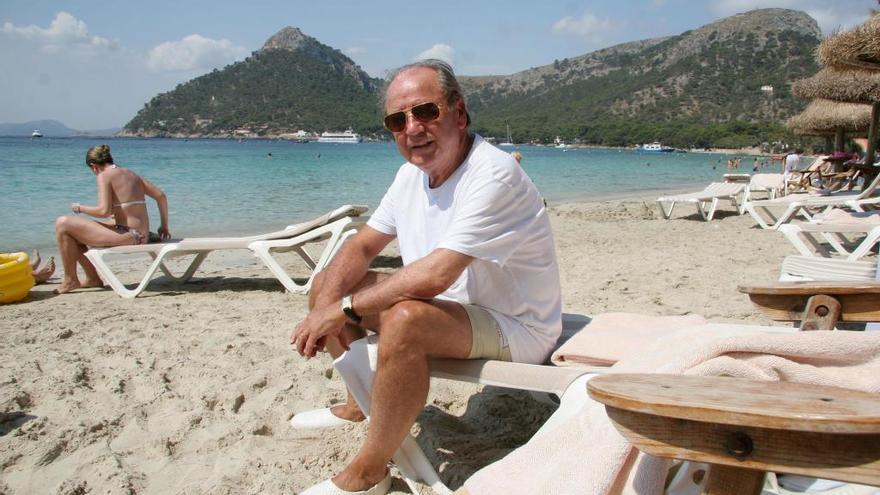 Josep Lluís Núñez, en la playa de Formentor.