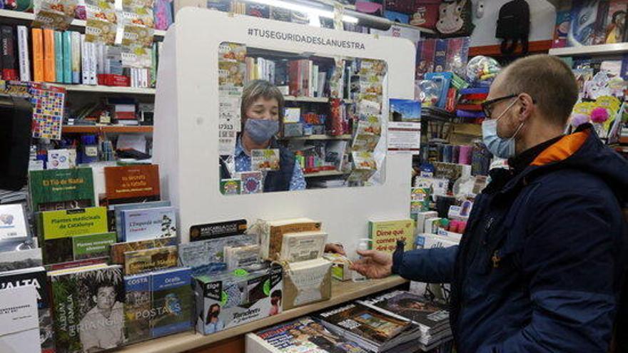 Un home comprant números de la Grossa de Cap d&#039;Any a la llibreria La Ploma de Figueres.