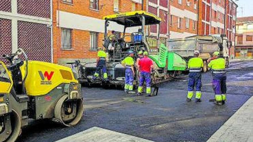 Una máquina se prepara para asfaltar el último tramo de un vial. | J. A. G.