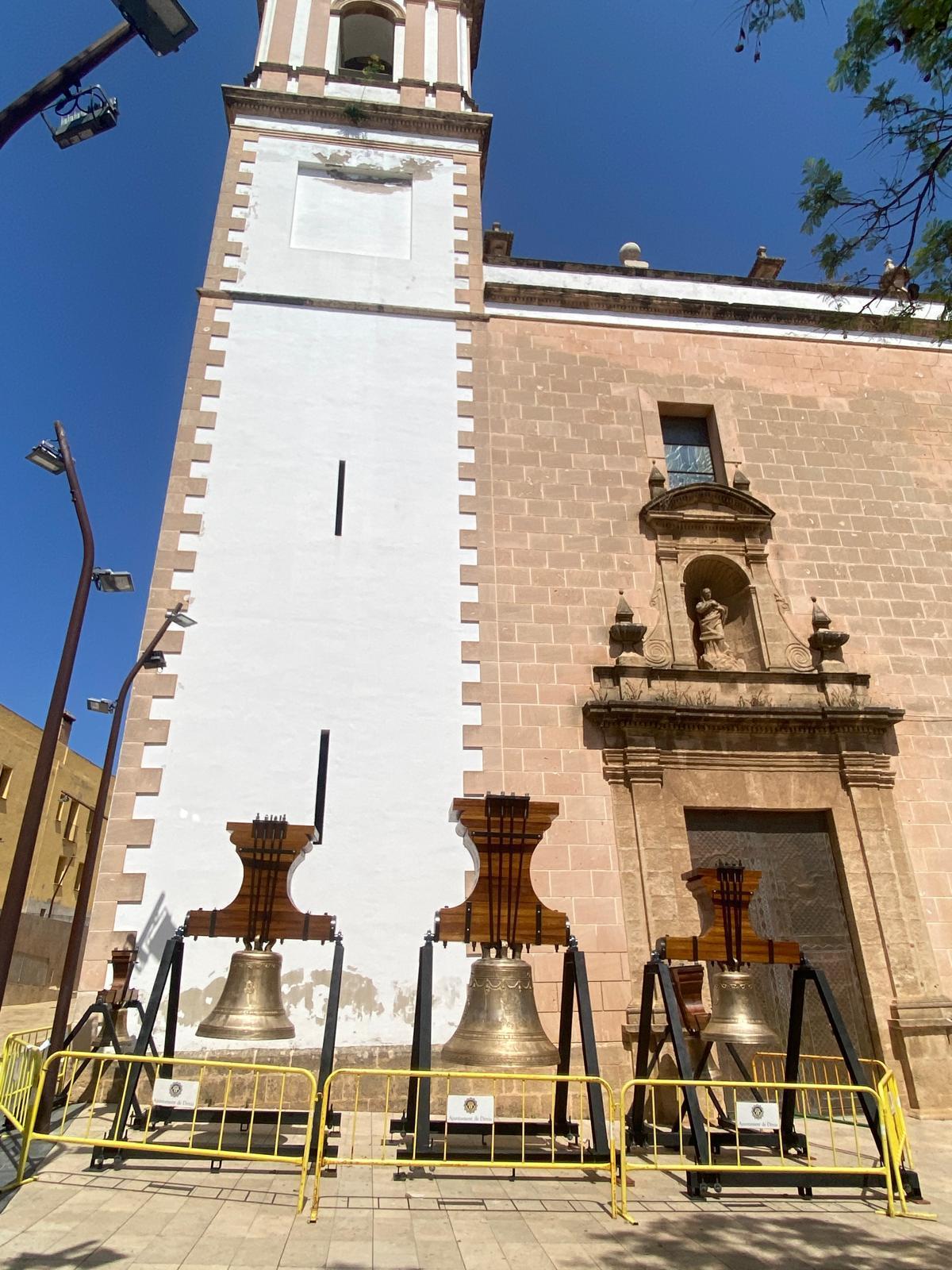 Las campanas están expuestas a los pies del campanario de l'Assumpció