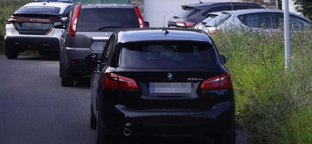 Un coche de la Guardia Civil en el entorno de la casa.