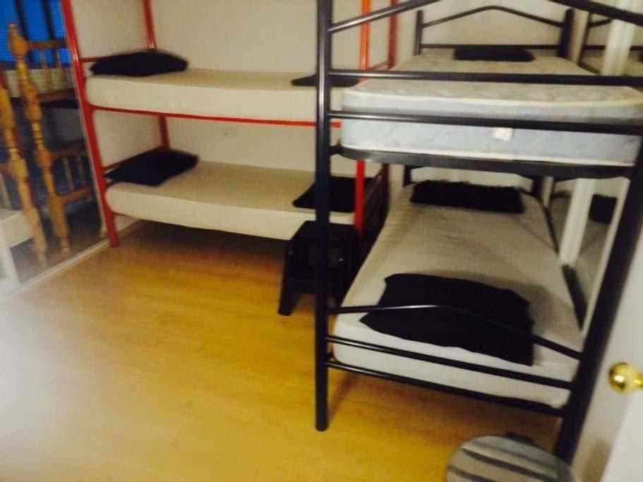 Literas en un balcón de Ibiza a 50 euros la cama por noche