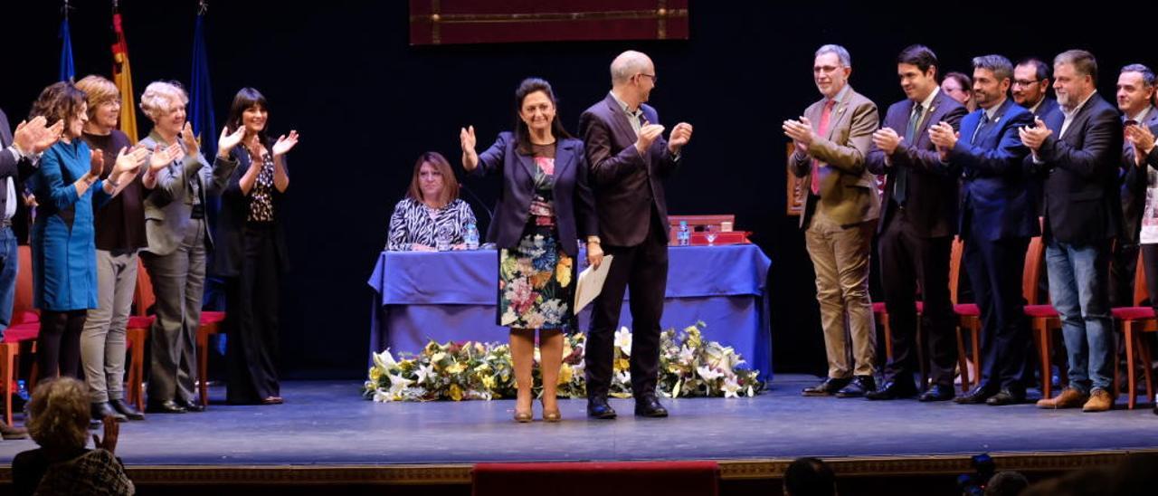 Acto de entrega del título de Hija Adoptiva de Villena a Dolores Fenor Miñarro en el Teatro Chapí anoche.