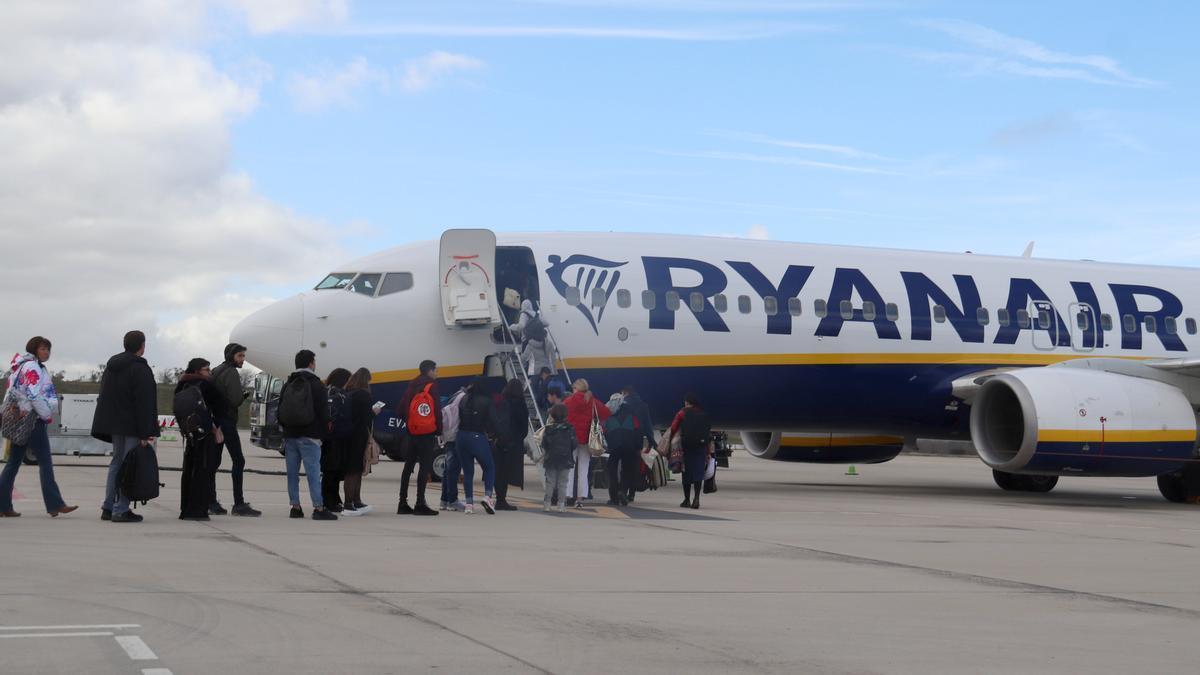 Diversos passatgers pugen a un vol de Ryanair des de la pista de l'aeroport de Girona