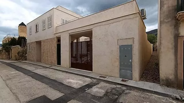 VÍDEO | Construyen una vivienda sobre una cueva prehistórica en la Colònia de Sant Pere