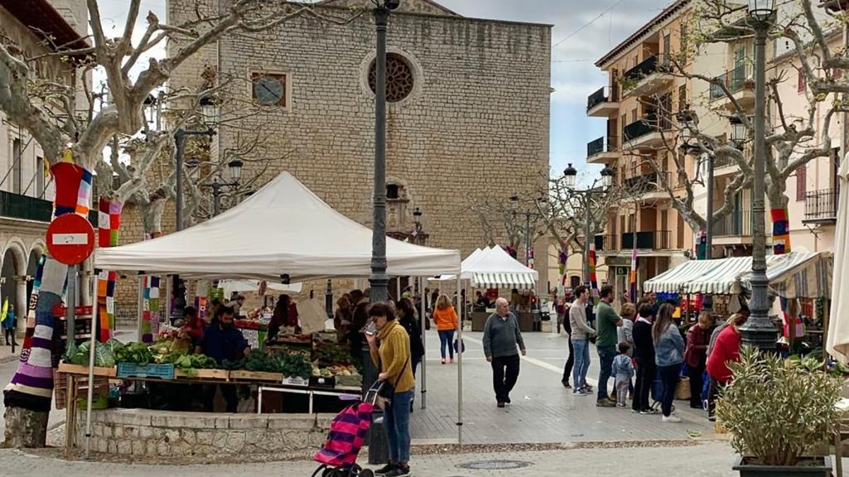Una imagen de la Plaça de Alaró en un día de mercado.