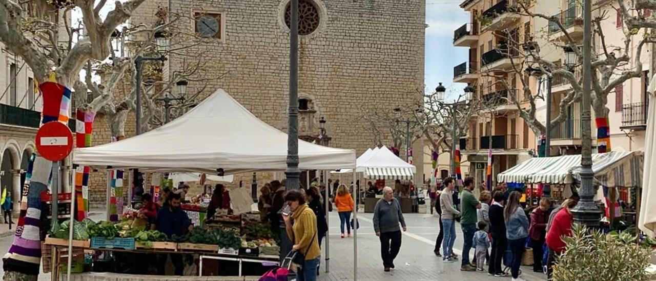 Una imagen de la Plaça de Alaró en un día de mercado.