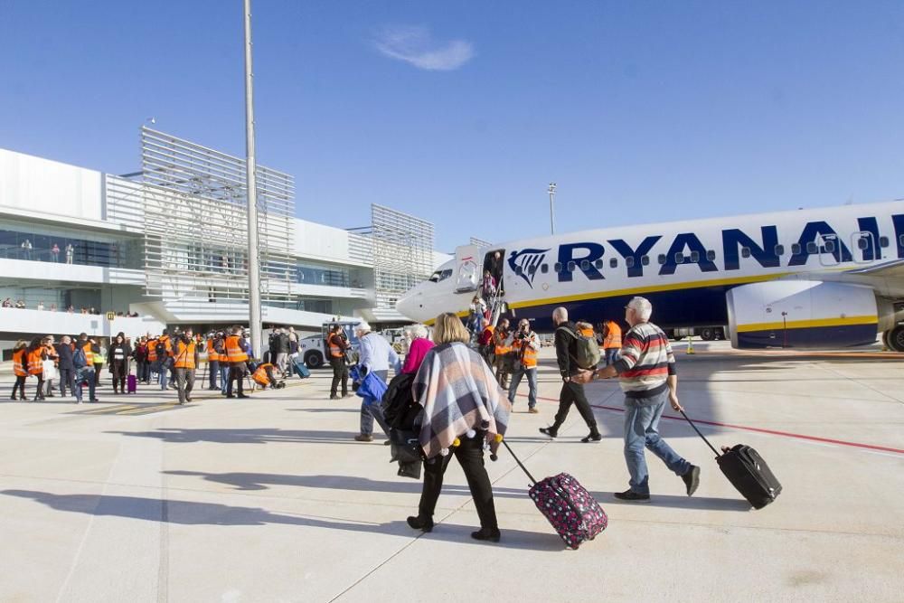 Llegada del primer avión al aeropuerto de Corvera