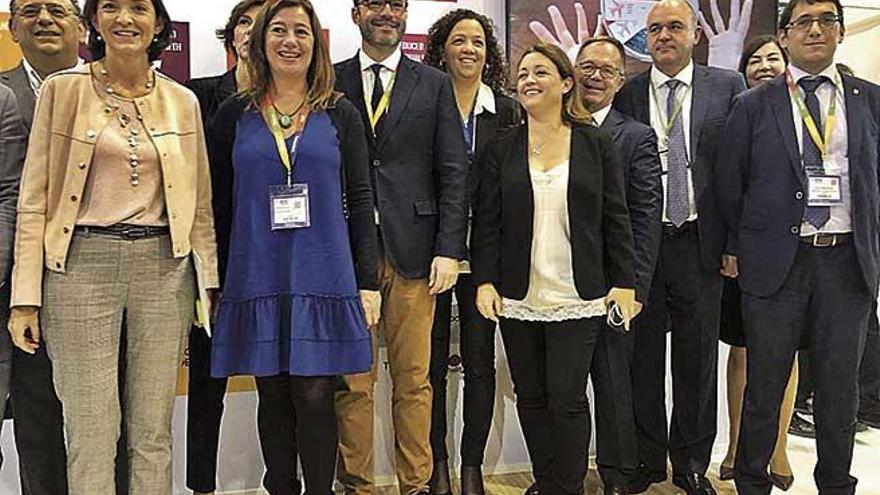 La ministra Maroto, Armengol, Cladera y Negueruela, con alcaldes y presidentes de consells.