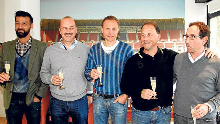 Brindis con los periodistas por la mañana y con Claassen por la tarde