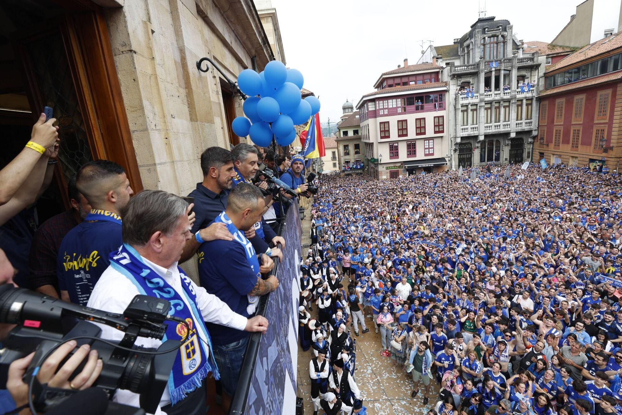 Locura azul en las calles de Oviedo para celebrar el ascenso del equipo a Primera División