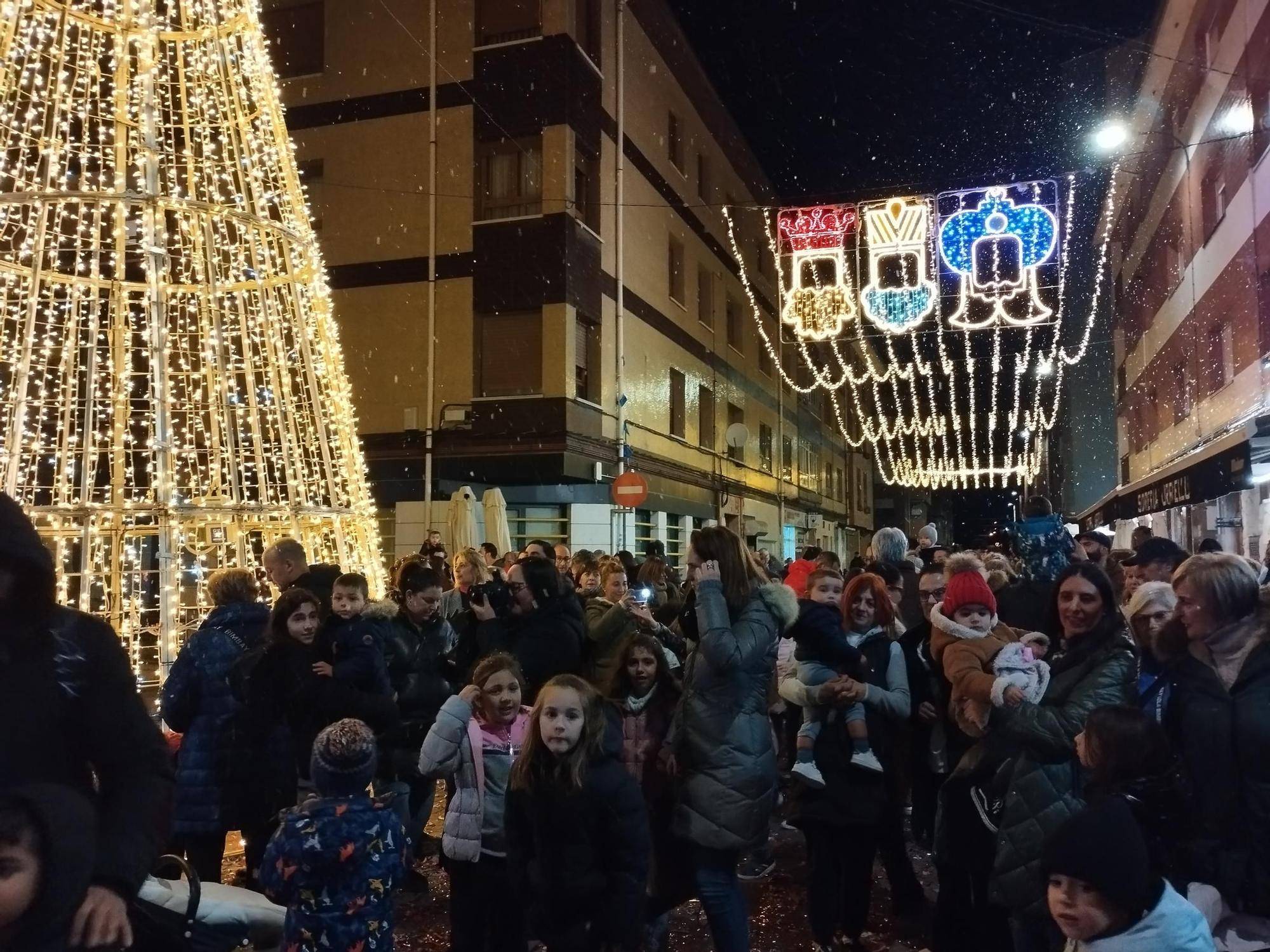 El divertido encendido del alumbrado navideño en Llanera, en imágenes