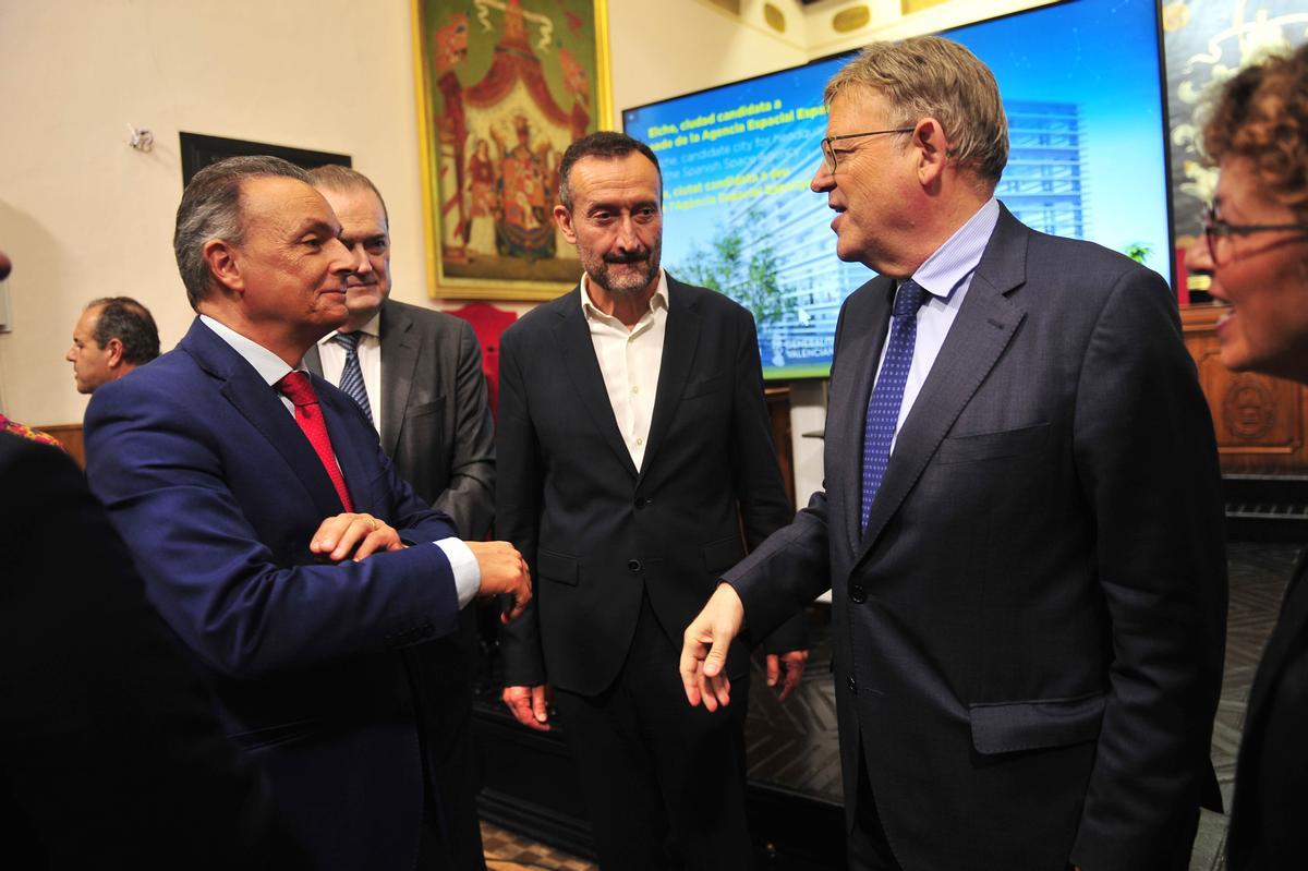 Ximo Puig charla con el presidente de la CEV, Salvador Navarro, en presencia del alcalde de Elche, Carlos González.