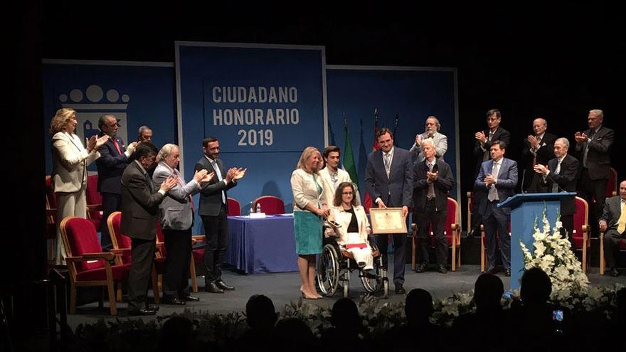 Sarah Almagro recibe la medalla de Ciudadana Honoraria entre los aplausos del resto de vecinos cuya labor fue reconocida ayer con la misma distinción.