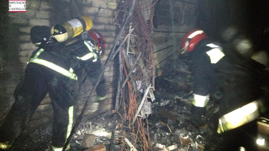 Un herido y 18 desalojados por el incendio de un edificio en Vila-real