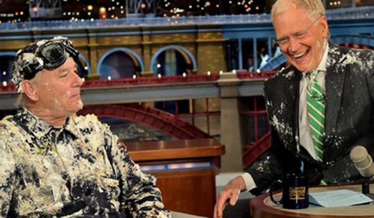 Bill Murray li regala un pastís a Lettermen en el seu adéu televisiu.