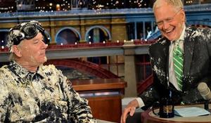 Bill Murray li regala un pastís a Lettermen en el seu adéu televisiu.