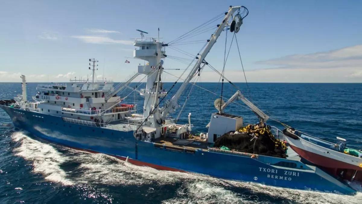 El &quot;Txori Zuri&quot;, con base en Bermeo