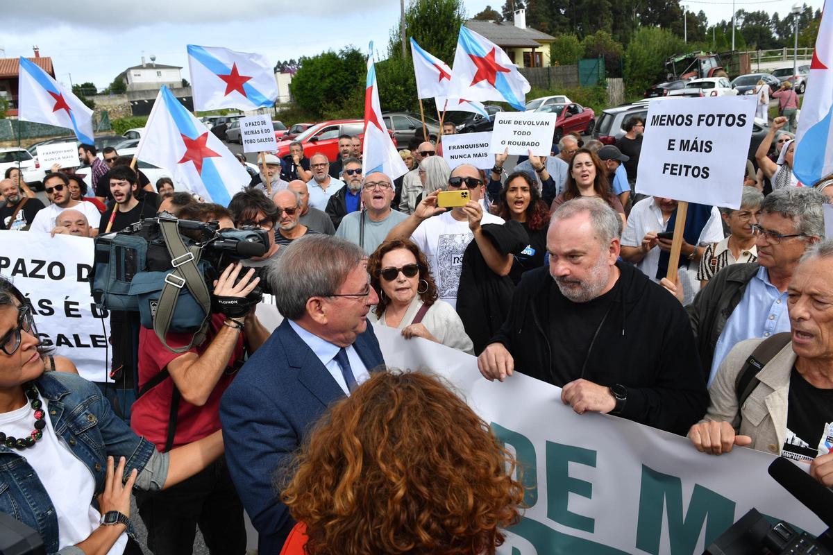 Protesta de los memorialistas en un acto del Estado en el pazo de Meirás.