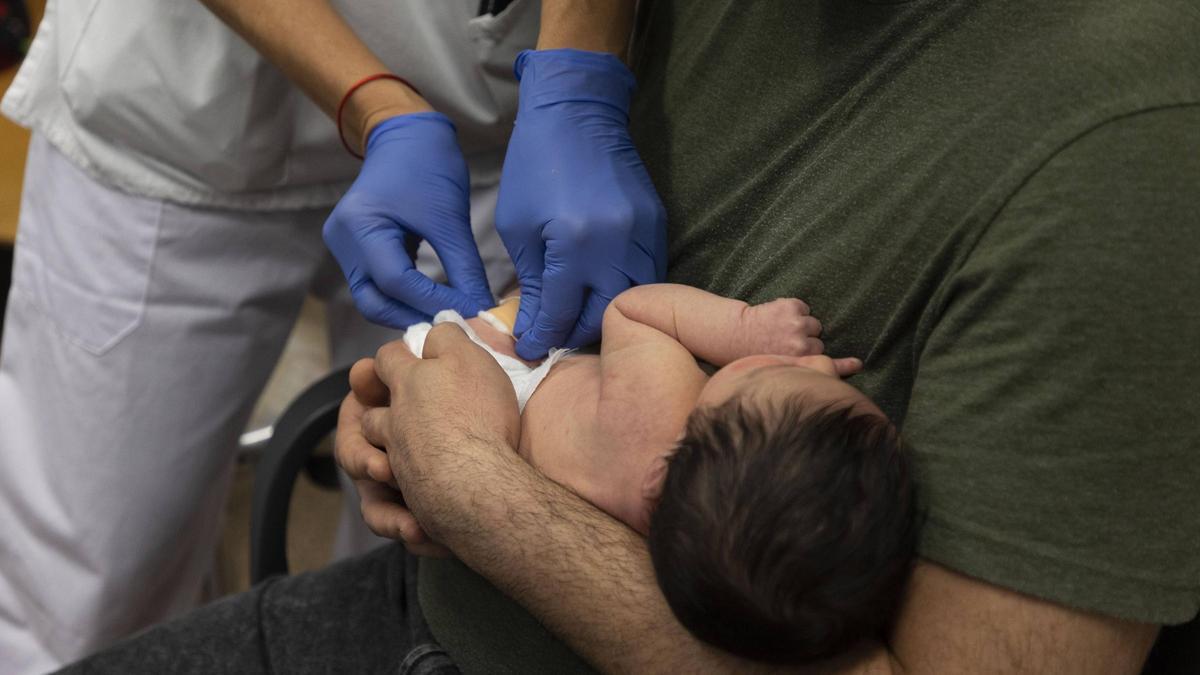 Vacunación de un bebé en la Comunidad contra la bronquiolitis