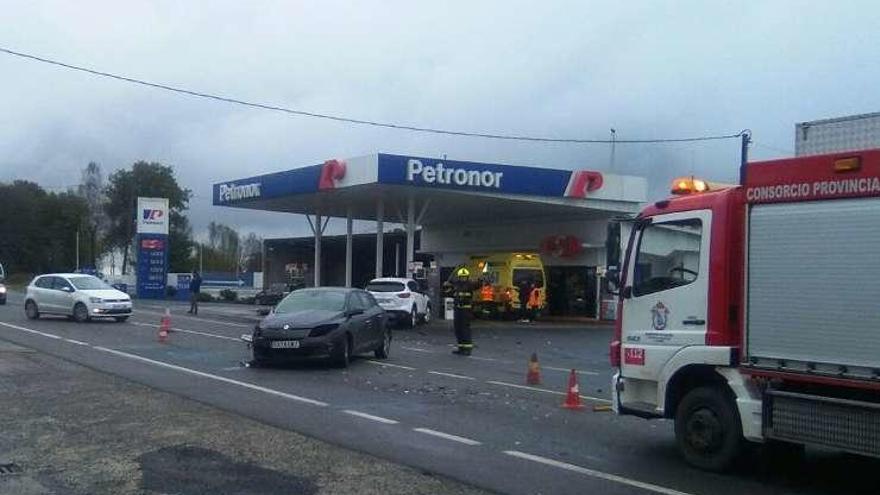 Coches implicados en el accidente que se registró ayer en Vilasantar.