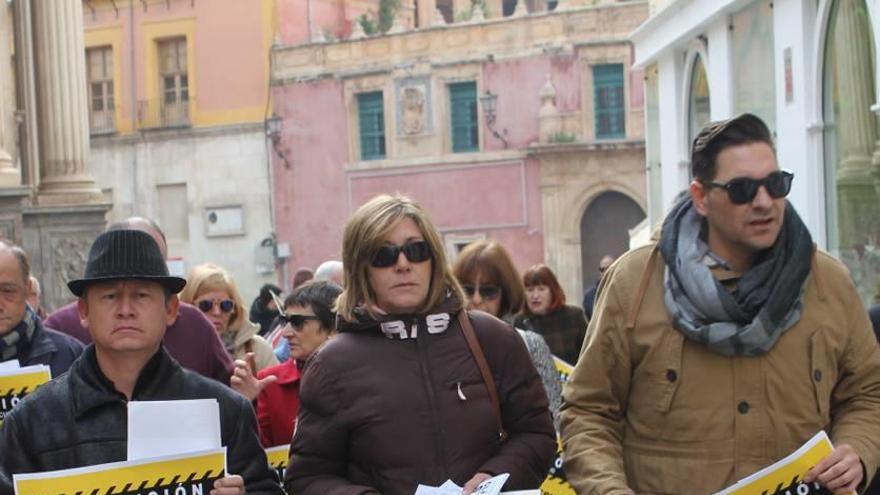 Varios clientes de banca protestaron ayer en Murcia.